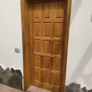 Mesa de comedor rústica de madera maciza